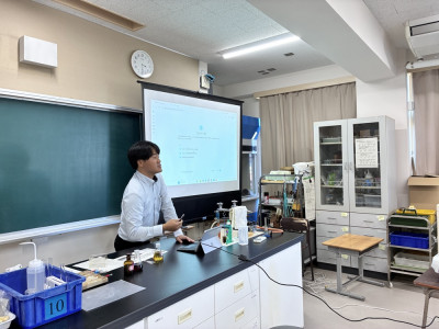 説明する様子（山下教諭）